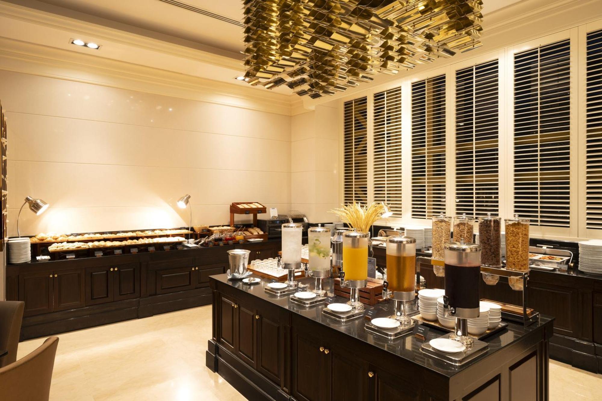 Grande Centre Point Hotel Ratchadamri Bangkok Dış mekan fotoğraf The buffet at the hotel