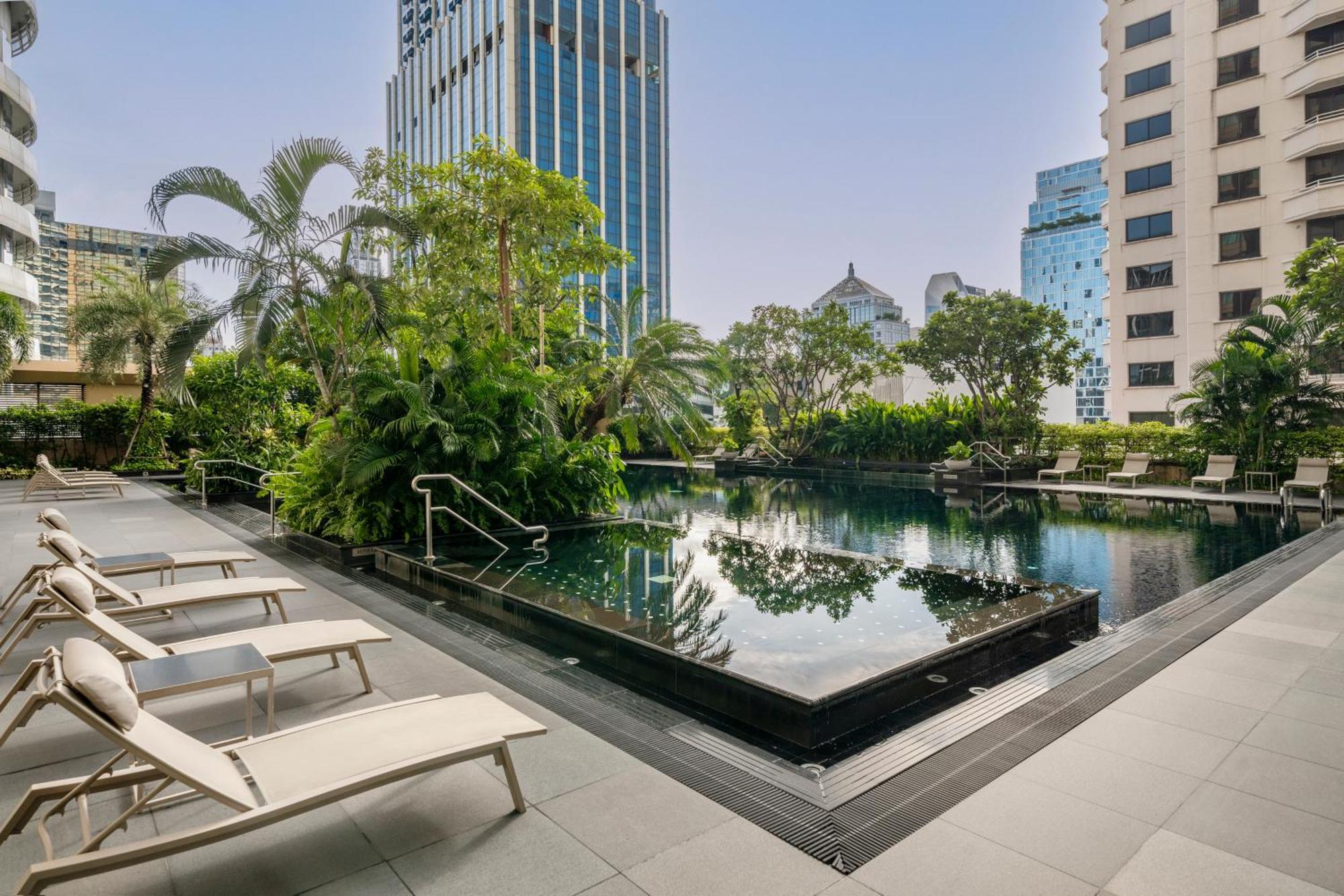 Grande Centre Point Hotel Ratchadamri Bangkok Dış mekan fotoğraf The swimming pool at the hotel