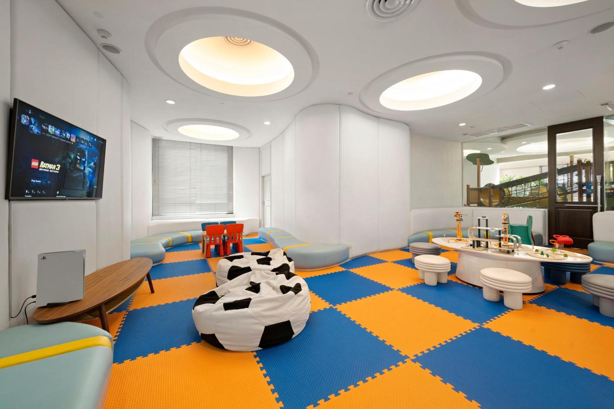 Grande Centre Point Hotel Ratchadamri Bangkok Dış mekan fotoğraf The Children's Hospital at Queen Mary Hospital