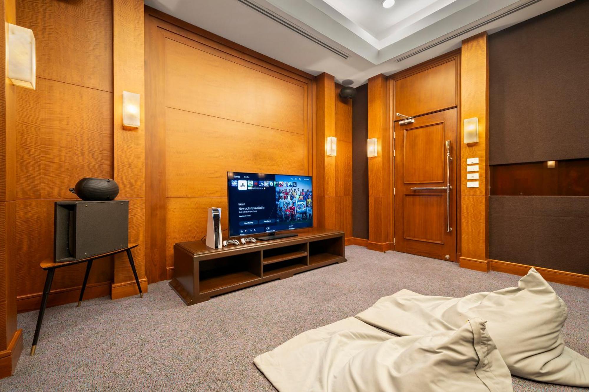 Grande Centre Point Hotel Ratchadamri Bangkok Dış mekan fotoğraf A room with a TV