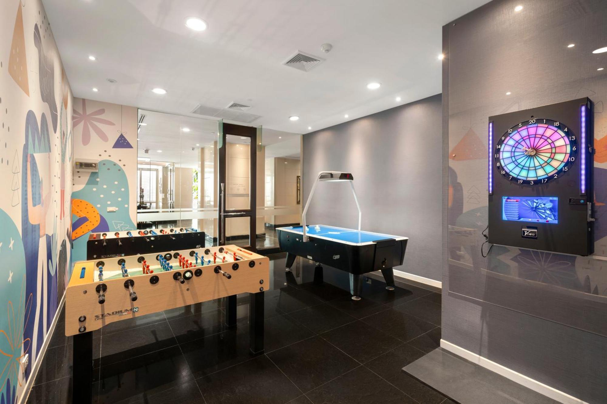 Grande Centre Point Hotel Ratchadamri Bangkok Dış mekan fotoğraf The game room at the 2018 National Student Leadership Conference