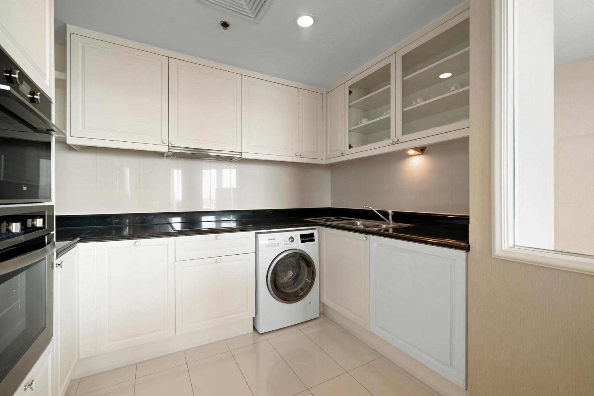 Grande Centre Point Hotel Ratchadamri Bangkok Dış mekan fotoğraf A modern laundry room